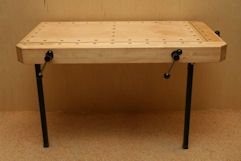 k&auml;&auml;nnett&auml;v&auml; penkki sein&auml;&auml; vasten